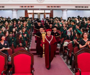 Tranh cãi hiệu trưởng dùng quyền trượng, Đại học Kinh tế nói gì?