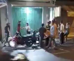 Hai nhóm hỗn chiến trước quán karaoke ở TP HCM