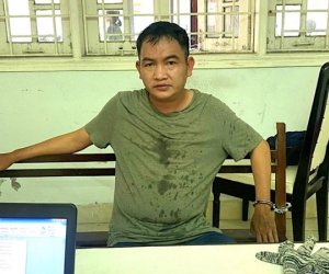 Đập kính ôtô của người đi ra từ ngân hàng để trộm