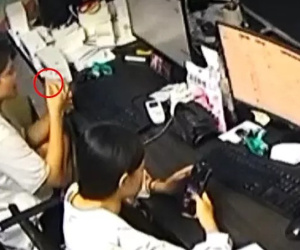 Tu một phát gần hết cốc trà sữa, cô gái nhặt được con thạch sùng ăn kèm