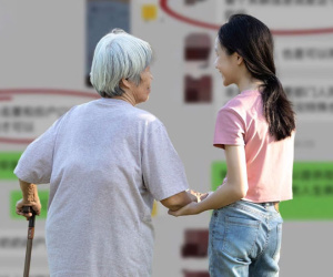 Xin về quê thăm bà ốm, cô gái bị công ty bắt chứng minh nhân thân