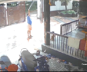 'Giật mình' với khoảnh khắc người đàn ông tóm được em trai ngã từ trên tầng cao xuống đất