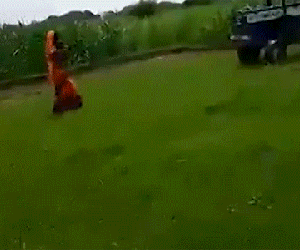 Cư dân mạng dậy sóng khi người mẹ ném con gái xuống dưới máy cày vì lý do không tưởng