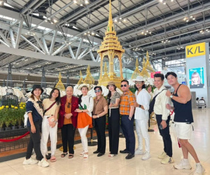 Nhật Kim Anh đưa mẹ đi du lịch còn có cả 'người đặc biệt' theo cùng