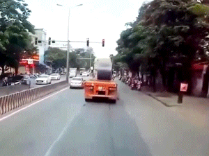 Người đi đường phanh 'dúi dụi' khi cuộn tôn cả chục tấn lăn khỏi xe container ở Hải Phòng