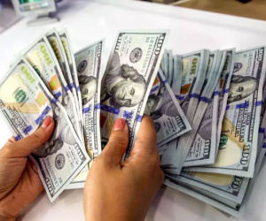 Giá USD tự do neo cao, nhiều người mua vào để cất giữ