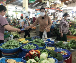 Xăng giảm 4 lần hơn 7.000 đồng/lít: Bao giờ tan 'bão' giá?