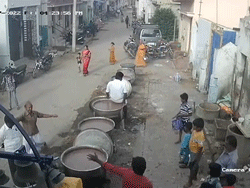 Tai nạn kinh hoàng như thời Trung Cổ khi người đàn ông ngã vào thùng cháo đang đun sôi