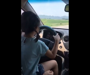 'Choáng' với hình ảnh bố để con cầm lái, dậm ga khi mẹ cầm điện thoại quay clip