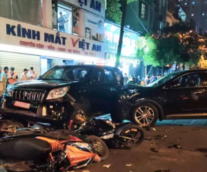 Mặc kệ nạn nhân bất tỉnh, kéo xe máy khỏi gầm ô tô rồi phóng đi