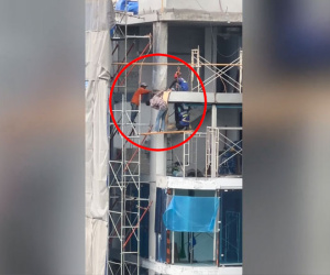 'Hết hồn' với màn đứng cheo leo trên cao của người đàn ông xây dựng