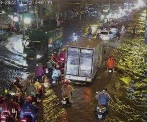 Mưa sầm sập ở TPHCM, nhiều đường phố lại ngập như sông