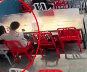 Video: Cãi nhau, nam thanh niên ấn đầu bạn gái vào nồi lẩu đang sôi