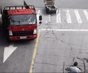 Video: Cửa sau xe tải bất ngờ bật mở, đập trúng đầu lái xe ba gác