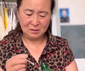 Xót xa hình ảnh mẹ già vừa khóc vừa lau vết thương sau sinh cho con gái: Có sinh con mới biết lòng cha mẹ