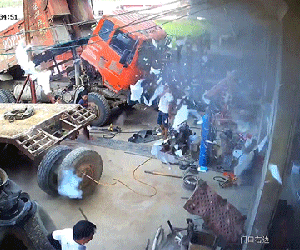 Hai bé gái may mắn thoát nạn sau vụ nổ kinh hoàng từ công việc của bố