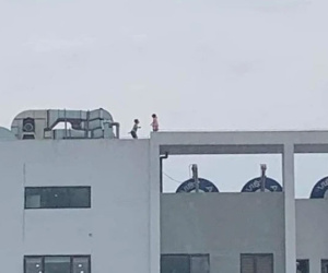 Khoảnh khắc hai cháu bé chơi đùa trên nóc chung cư ở Hà Nội khiến người chứng kiến thót tim