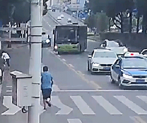 Cảnh sát rơi cả giày khi ngăn cản xe buýt mất lái bị trôi dốc
