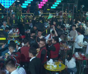 Hơn 300 cảnh sát 'đột kích' loạt quán bar, phát hiện nhiều 'dân chơi' dương tính với ma túy