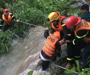 Gần 2 giờ giăng dây giải cứu 23 người mắc kẹt tại suối Tiên