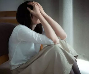 Phát hiện con dâu ngoại tình, mẹ chồng lập tức thay khóa cửa