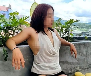 Người phụ nữ gây sốc, khoe loạt ảnh thả rông du lịch khắp nơi