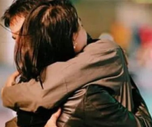 Bị nam đồng nghiệp ôm quá mạnh, cô gái gãy 3 xương sườn