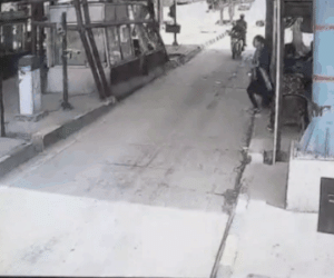 Video: Bất ngờ chạy sang đường, người phụ nữ bị xe máy tông bay cả chục mét