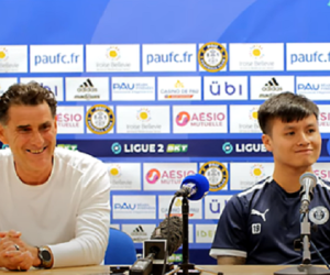 HLV Pau FC vui mừng khi Quang Hải cùng đồng đội có điểm số đầu tiên