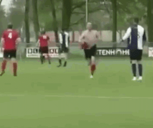 Clip: Sút bóng chưa vào lưới, cầu thủ vẫn cởi áo ăn mừng và cái kết