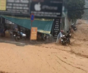 Nước lũ tràn về cuốn trôi cả người lẫn xe ở Hà Giang
