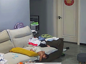 Mẹ phản xạ 'nhanh như điện' cứu con khỏi ngã từ ghế sofa