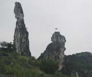 Hòn Vọng Phu ở Thanh Hóa bị sét đánh, sạt lở một số khối đá lớn