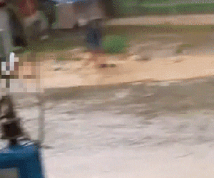 Trời mưa nước ngập đường, người phụ nữ mang rác ra 'xả' bừa bãi gây phẫn nộ