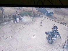 Ngồi chơi đúng điểm mù, bé gái bị xe con 'nuốt trọn'