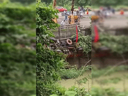 Pha giải cứu 'đi vào lòng đất' của chiếc xe cẩu khi hỗ trợ xe tải dưới sông