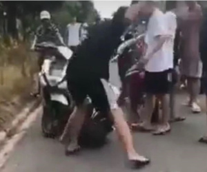 Mâu thuẫn trong lúc đá bóng, nam sinh lớp 9 bị 'đàn anh' chặn đường, đánh tới tấp dù đã xin lỗi