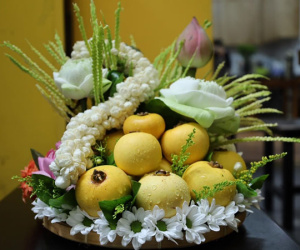 Hà Nội: Người dân đặt mâm hoa tiền triệu cúng Rằm tháng 7