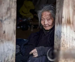 Bà lão sống khổ nhất làng, khi mất để lại tiền khiến 6 người đếm mỏi tay