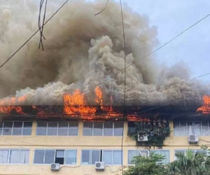 Lửa cháy ngùn ngụt trên tầng 5 tòa nhà ở Hà Nội