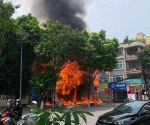 Lửa ngùn ngụt bao trùm hai cửa hàng tại ngã ba Hồ Tùng Mậu - Trần Bình