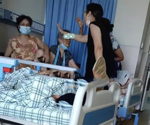 Mẹ già bất lực ngồi nhìn 3 con gái cãi nhau xem ai phải ở lại chăm bệnh mặc cho y tá can ngăn