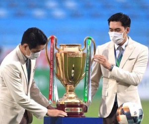 Nhà vô địch V.League và mặt trái của những chiếc cúp