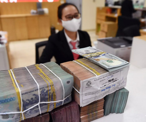 Lãi suất leo đỉnh: Nhà băng dư thừa tiền, DN 'khóc' vì đói vốn