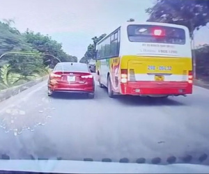 Xe buýt cùng xe con 'so kè' và cái kết khiến người xem phẫn nộ