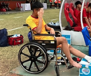 Thủ môn tuyển Việt Nam phải ngồi xe lăn sau trận thắng Thái Lan