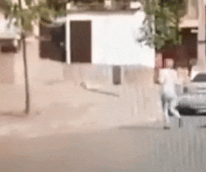 Clip: Vợ đòi ly hôn, chồng điên cuồng lái xe đâm truy sát ngay giữa đường