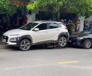 Ô tô lùi mất kiểm soát chèn lên xe máy chở 3 người ở Thanh Hóa