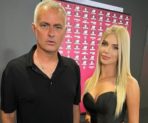 Mourinho trông trẻ ra cả chục tuổi khi đứng cạnh nữ MC nóng bỏng