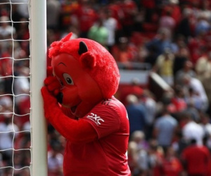 CĐV Man United tính biến Old Trafford thành sân nhà của... Liverpool